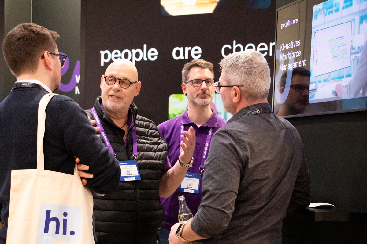 Experten führen ein Gespräch auf einem Messestand